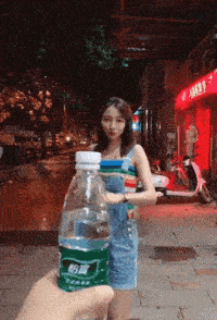 华为手机落水还能用么
:爆笑推荐：美女，还能好好捡个手机么