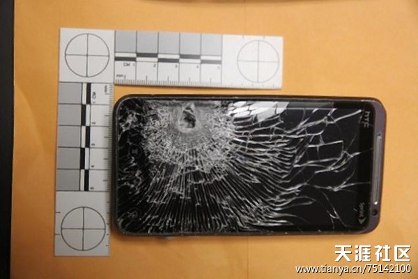 我的华为手机挡子弹
:挡子弹神机是HTC EVO 3D　宏达电：请勿模仿(转载)