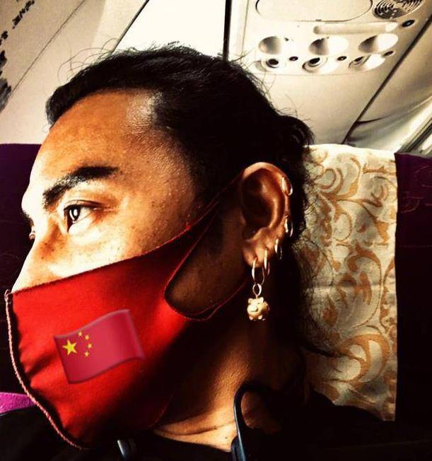 大红色毛绒手机壳苹果版:陈志朋再次放飞，穿“骚蓝袜”提“南瓜包”，看到他手机壳我服了