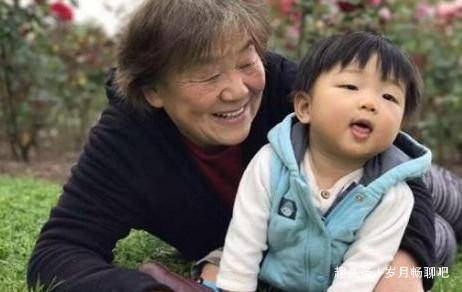 绿色版苹果十二多少钱:婆婆来我家提了一袋水果，我到嫂子家一趟，回来让婆婆拿走水果