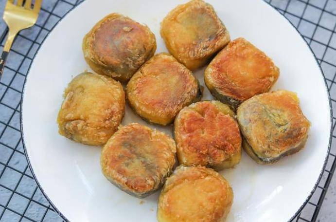 烤箱版蛋挞苹果酥的做法:美食分享：豆沙酥、炒河粉、烤薯片的简单做法