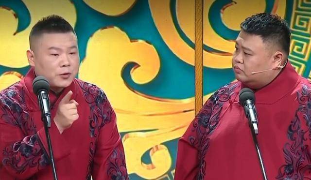 军训版的小苹果歌词是什么:岳云鹏舞台失误后续，不仅带动全场气氛，就连广场舞大妈也被洗脑