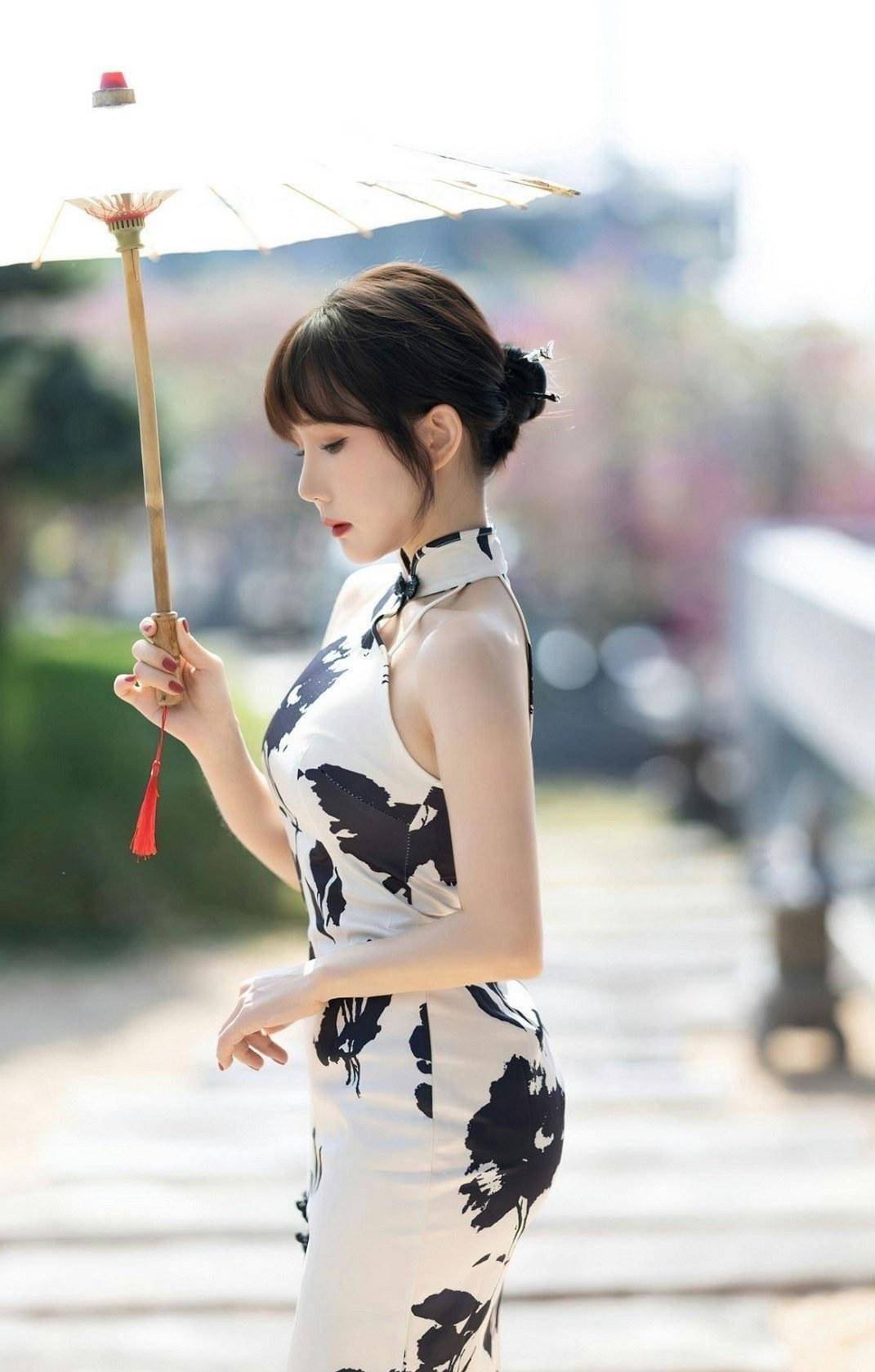 装扮少女闯关版苹果
:无袖旗袍裙展现女性曼妙身姿，旗袍配黑丝高跟端庄典雅又性感迷人