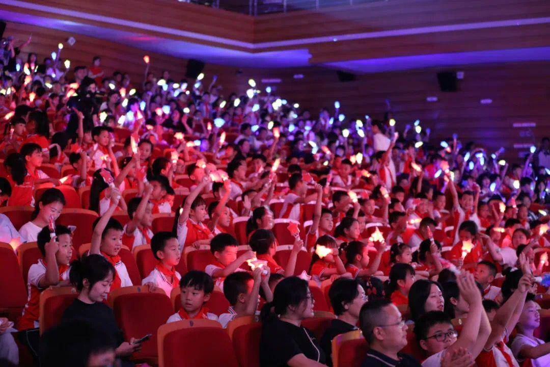 苹果版乐嗨嗨
:儿童节宠孩子的“天花板”超大城堡乐翻天 师生同台嗨唱-第5张图片-亚星国际官网