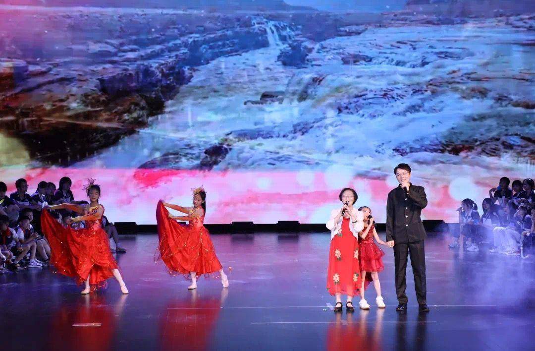 苹果版乐嗨嗨
:儿童节宠孩子的“天花板”超大城堡乐翻天 师生同台嗨唱-第8张图片-亚星国际官网