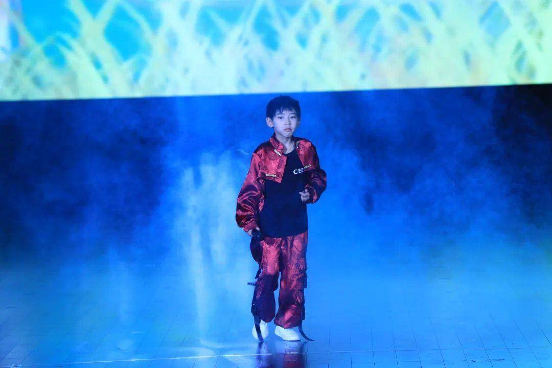 苹果版乐嗨嗨
:儿童节宠孩子的“天花板”超大城堡乐翻天 师生同台嗨唱-第9张图片-亚星国际官网