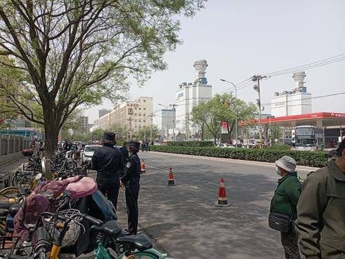 达芬奇苹果版安装
:直击长锋医院火灾施工现场：工人正用钢板围挡｜快讯-第3张图片-亚星国际官网
