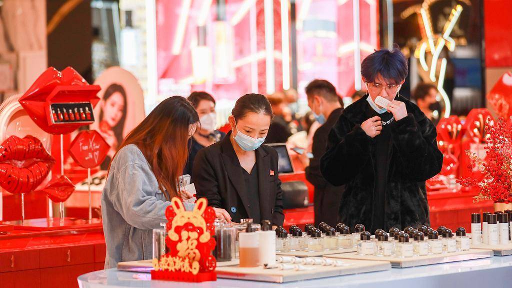 苹果非海南免税版:委员建议：北上广等国际消费中心城市加快建设市内免税店