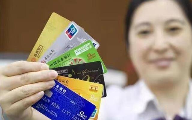 手机银行怎么开通:银行卡不要再开通短信通知了？很多人不当回事，多亏银行员工提醒