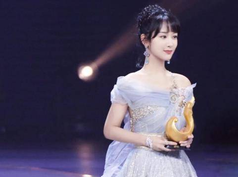 透视手机:《绝对演绎》新花路闪耀登场，摇曳生姿的性感女郎就是你！