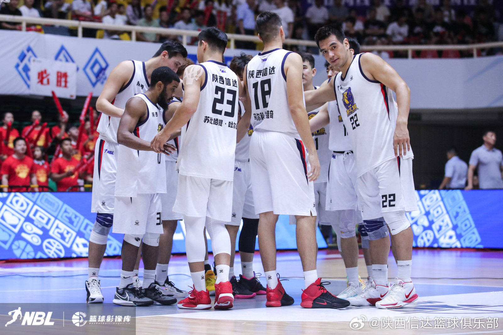 米卓手机.:NBL广西VS陕西爆发大规模冲突 赛后球迷围堵客队大巴