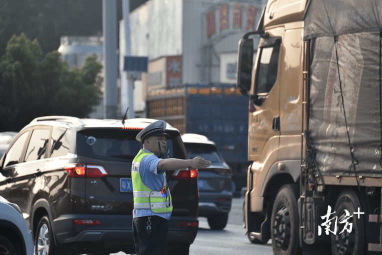 假期首日肇庆迎“拥堵高峰”，交警部门全力疏堵