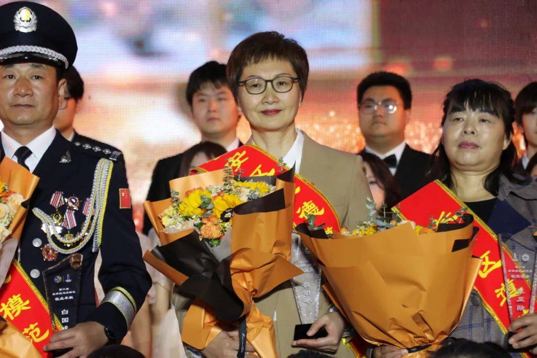 热烈祝贺西安市长安区医院副院长路惊宇荣获第六届长安区敬业奉献模范-第4张图片-亚星国际官网