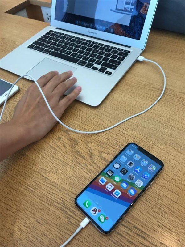 苹果X看新闻突然变暗了苹果x突然屏幕失灵什么都按不了了